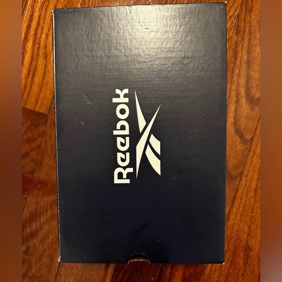 Reebok Kids White Retro Sneakers tennis shoes. Adorable - Picture 5 of 5